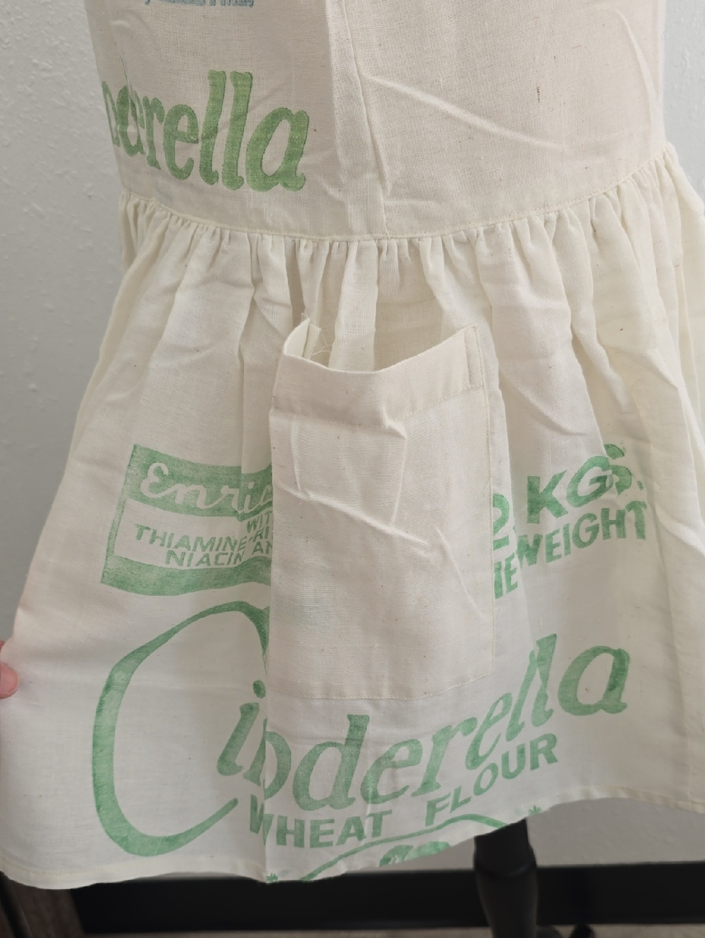 VTG Cinderella Flour Sack Printed Ruffle Bottom Side Pocket 100% Cotton Dress LG - Picture 3 of 7